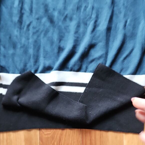 Sweaty Betty Torqoise Blue and Black Crewneck Sweater - Size Women's Medium - Picture 5 of 6